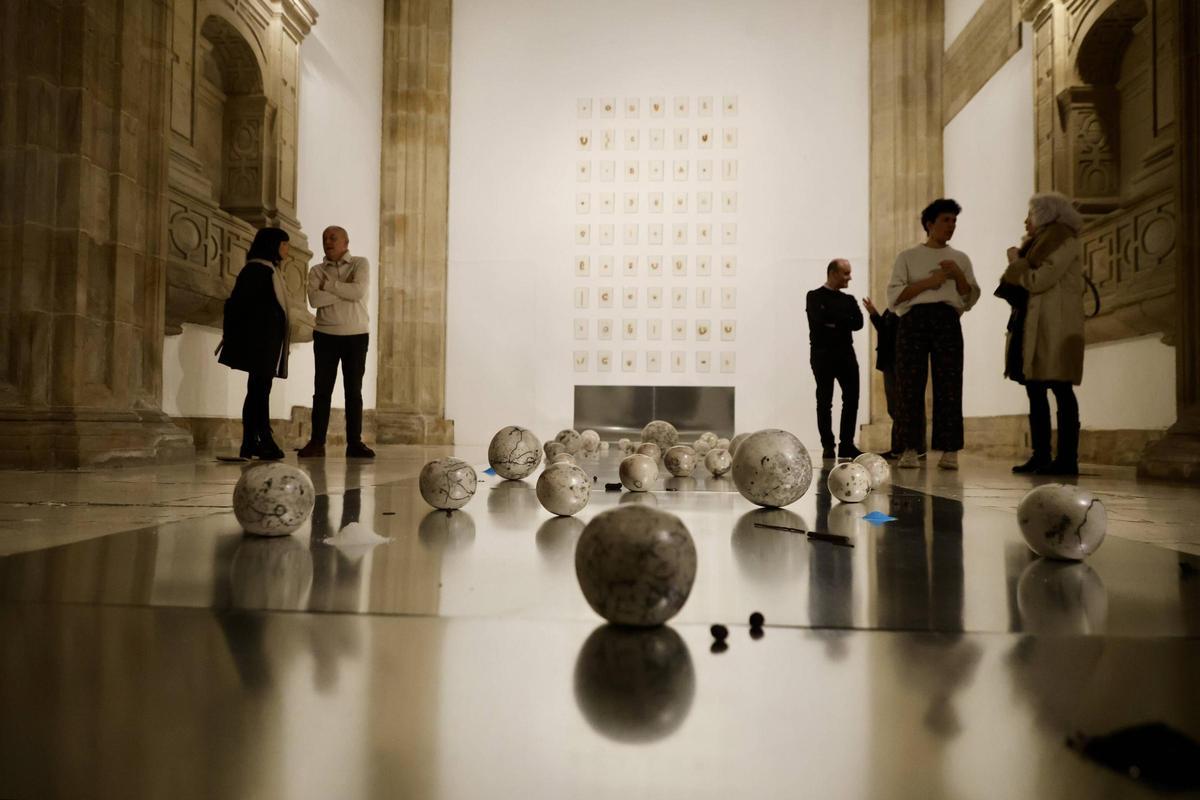 La exposición en la capilla del Museo Barjola de Tania Blanco, premiada en la anterior convocatoria del galardón.