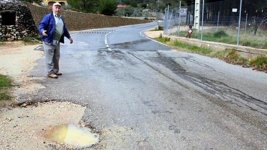 Un vecino de Villalonga se queja del mal estado del acceso. Abajo, lugar en el que se une la pista de L&#039;Orxa con la carretera