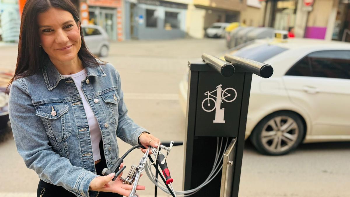 La edil de Medio Ambiente muestra las herramientas disponibles.