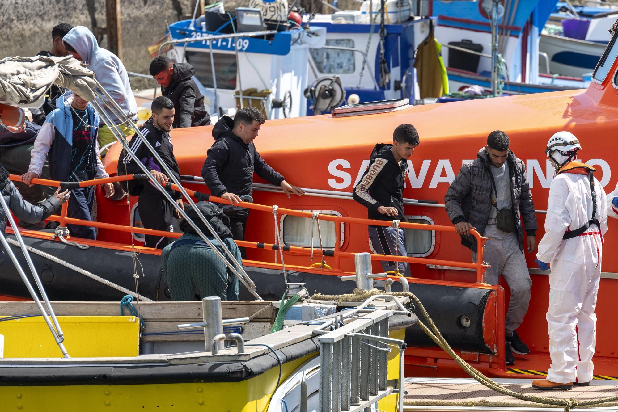 Migrantes desembarcados en Arrecife (Lanzarote) por Salvamento Marítimo el 9 de junio de 2024