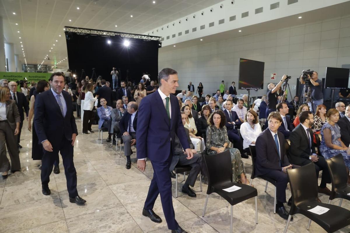 Visita de Pedro Sánchez al aeropuerto de Alicante-Elche para anunciar la inversión en aeropuertos Visita de Pedro Sánchez al aeropuerto de Alicante-Elche para anunciar la inversión en aeropuertos