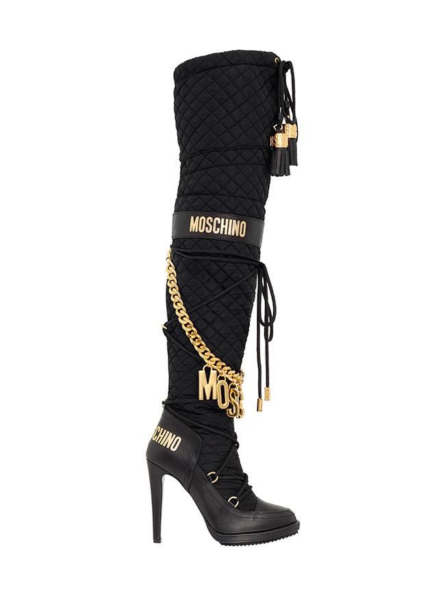 Todas las imágenes de la colección de Moschino x H&M: botas de cuero y charms