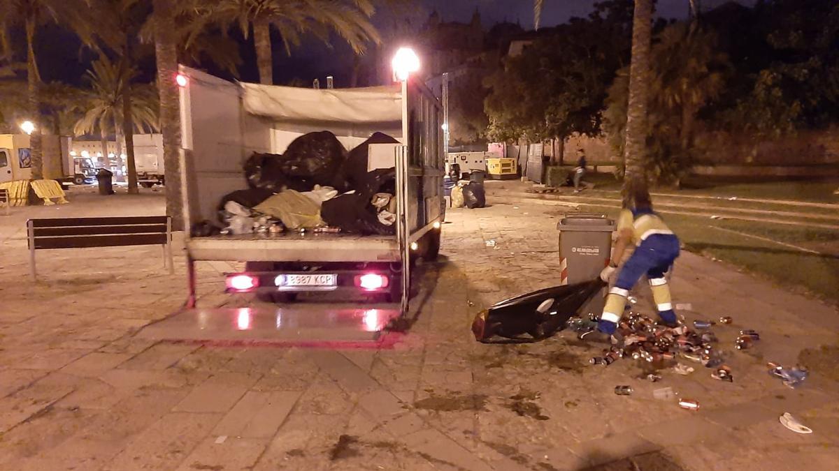 Recogidas 13 toneladas de basura en las playas de Palma la Nit de Sant Joan