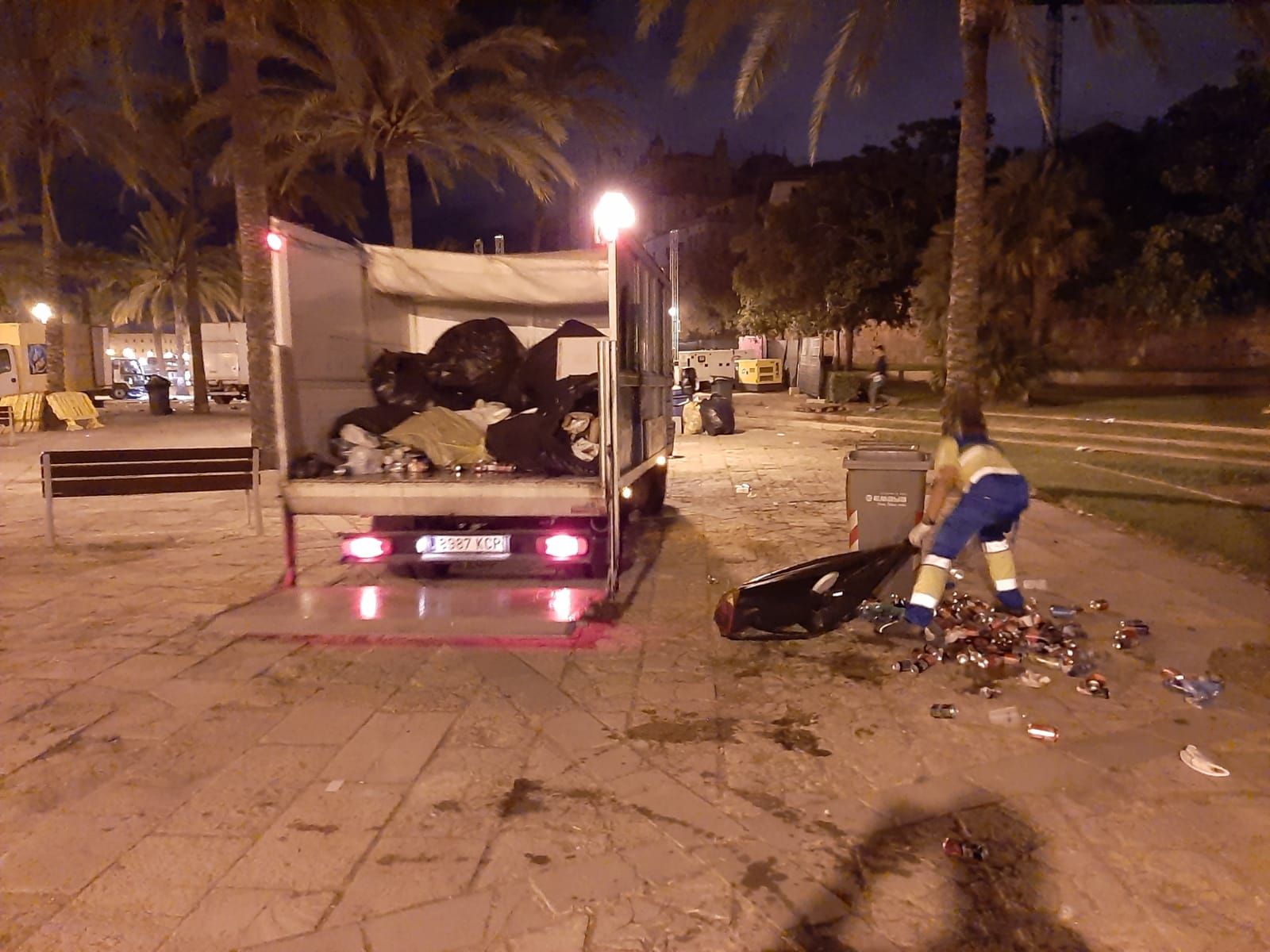 Recogidas 13 toneladas de basura en las playas de Palma la Nit de Sant Joan