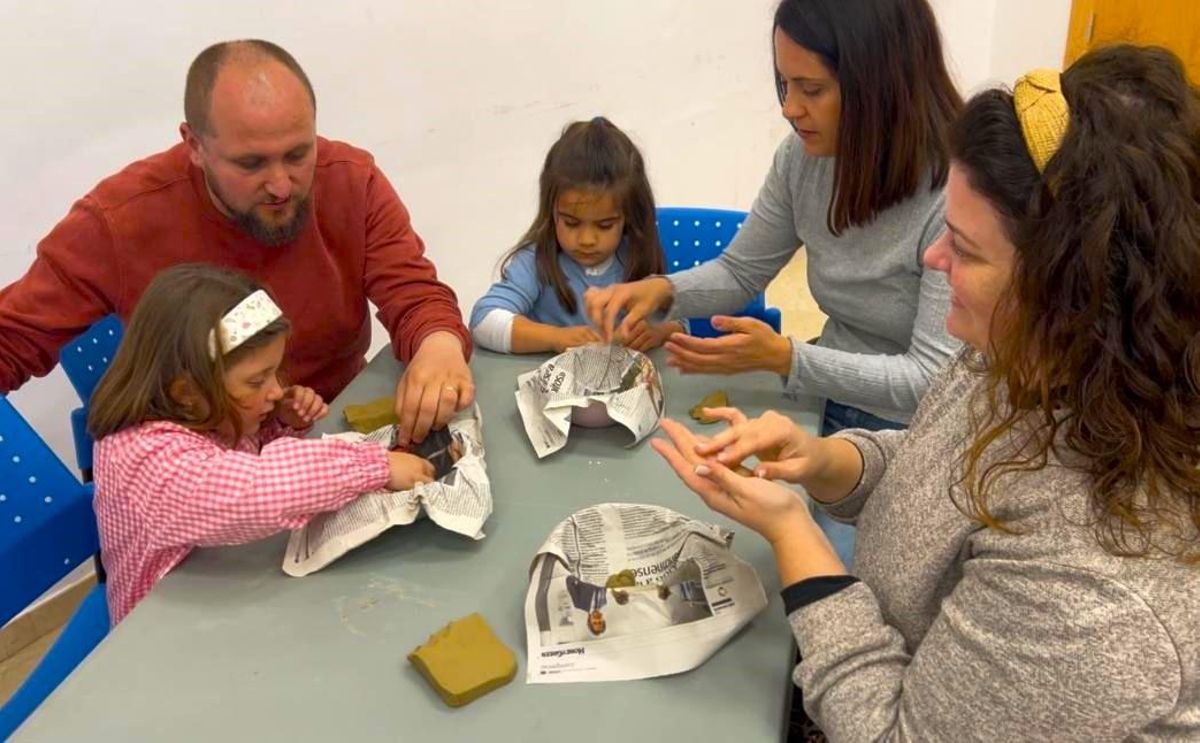 Taller de elaboración de nidos para golondrinas en Oliva.