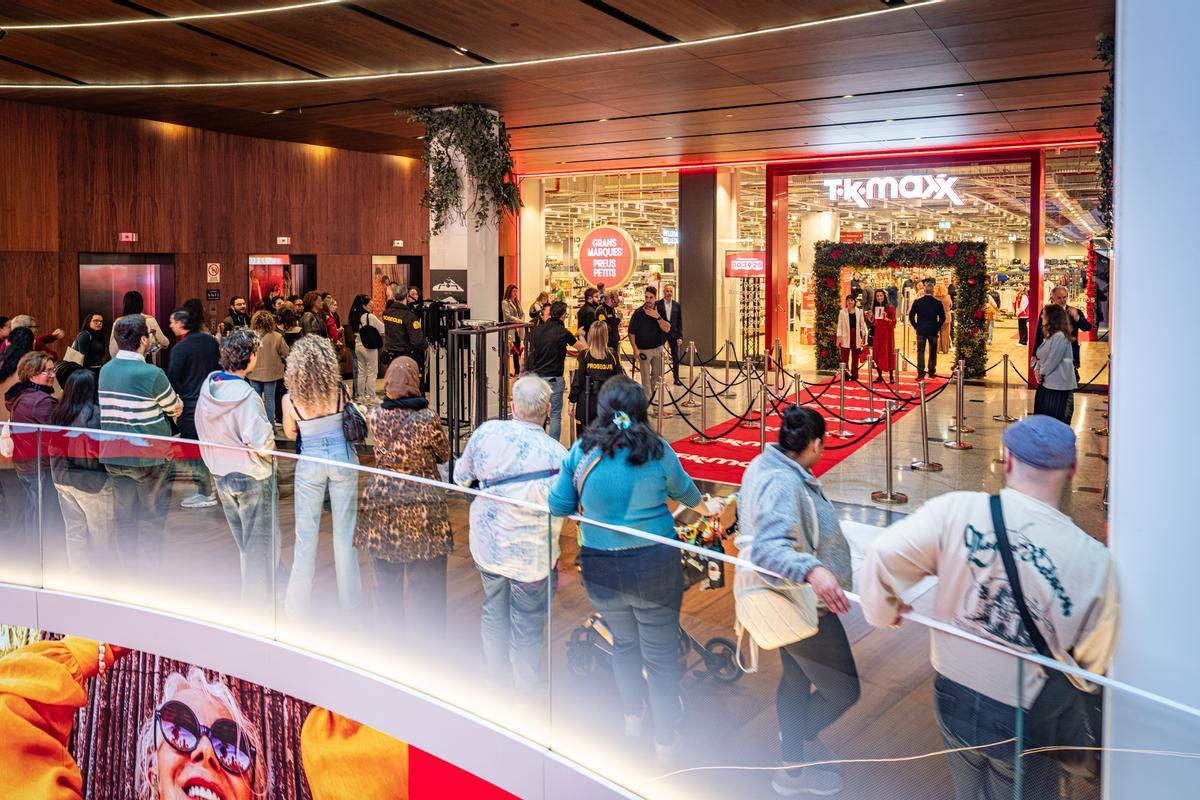 Furor y ofertas en el estreno de la primera tienda en Barcelona del outlet de grandes marcas TK-Maxx