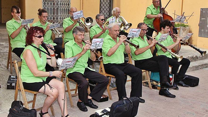 A la festa, no hi falten les tradicionals sardanes | FACEBOOK COBLA CERVIANENCA