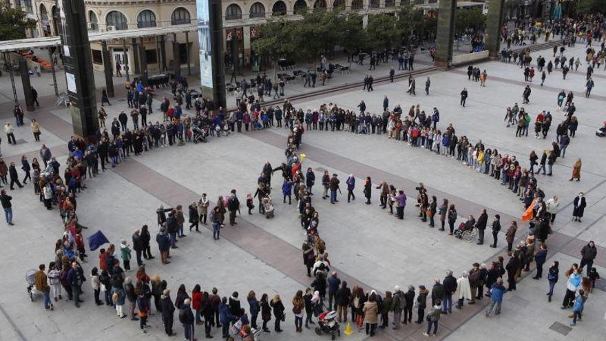 Más de 400 personas forman el símbolo de la paz en la plaza del Pilar