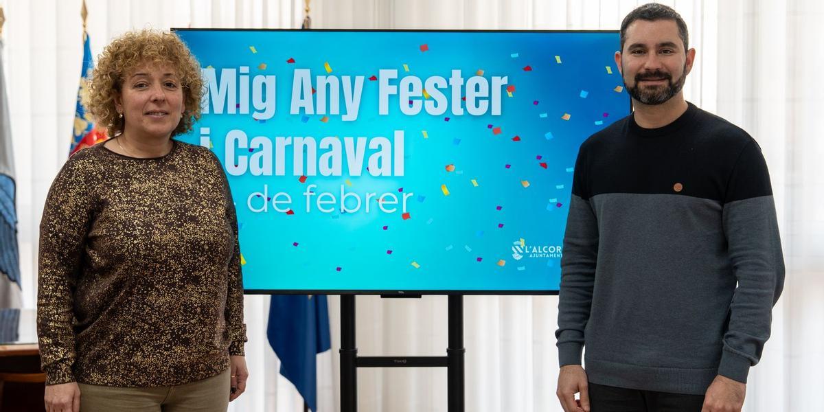 El alcalde de l'Alcora, Samuel Falomir; y la concejala de Fiestas, Vanessa Periz, han presentado el Mig Any Fester.