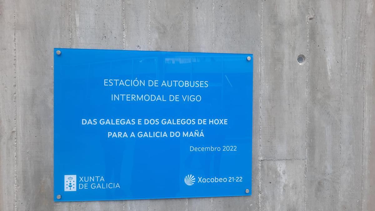 Placa conmemorativa por la inauguración de la estación intermodal de Urzáiz