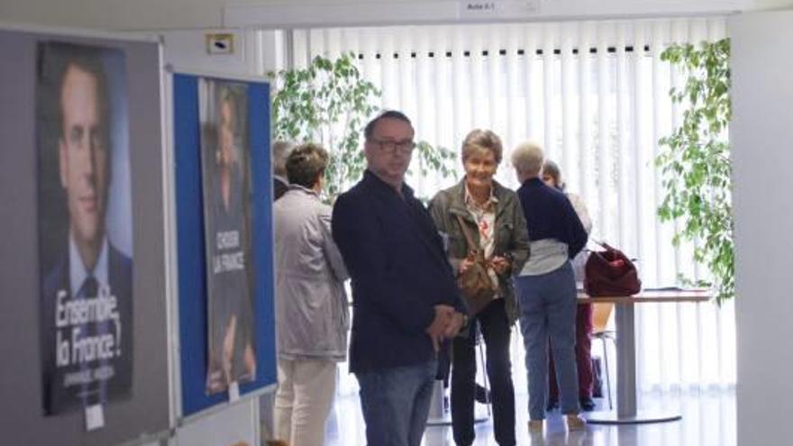 El punt de votació habilitat a la biblioteca Ernest Lluch.