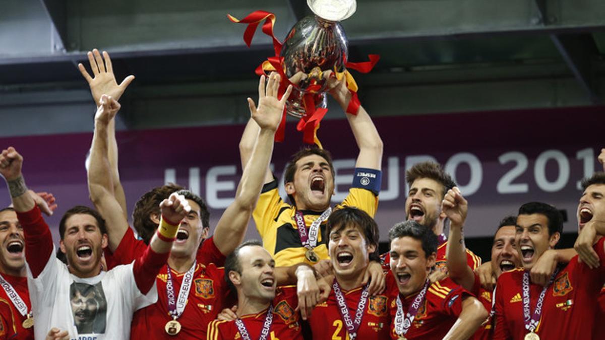 'La Roja' levanta el trofeo de la Eurocopa.