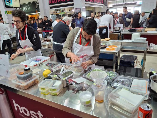 Bulle el Mercat de Dénia: los cocineros le echan mil flores y más a la gamba roja (imágenes)