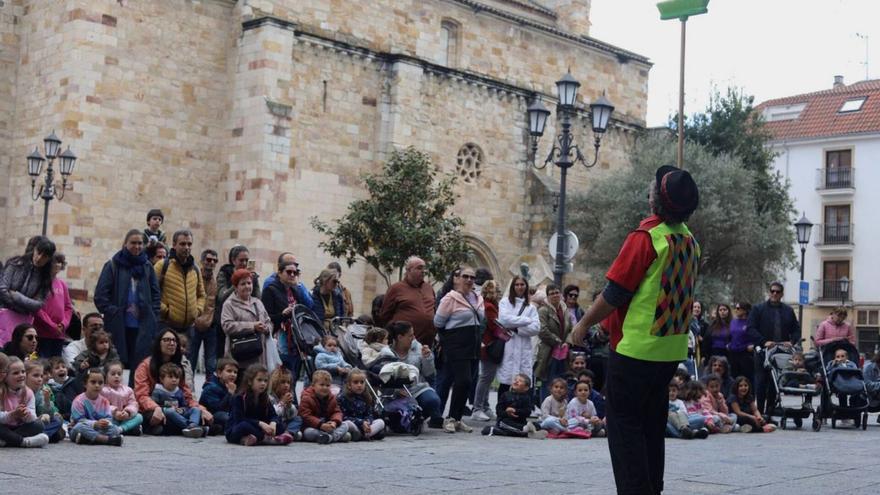 Uno de los números circenses que abrió el festival en la Plaza Mayor. | ALBA PRIETO