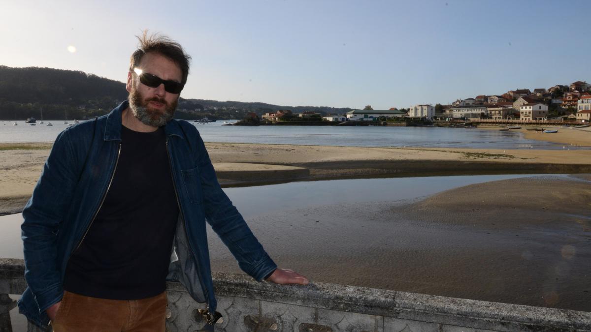 El poeta gallego Pablo Otero en la playa de Vilariño.