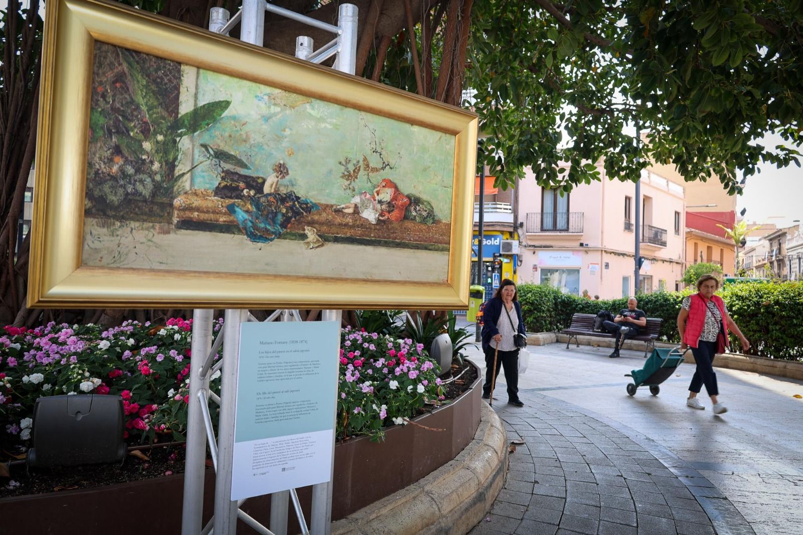 "Los hijos del pintor en el salón japonés" de Mariano Fortuny y Marsal, en el Ficus de la Plaza Obispo Benlloch frente al Ayuntamiento de Torrent.