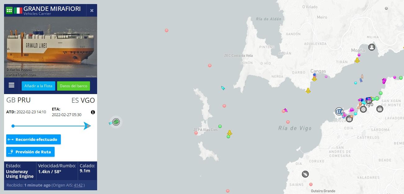 El carguero se encuentra a la deriva y sin motor cerca de las Islas Cíes