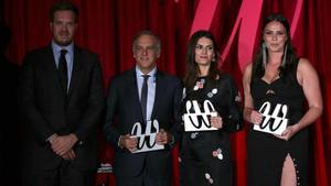 Antonio Asensio, con los tres premiados: Paco Arango, al frente de la Fundación Aladina, la ingeniera Rebeca Minguela y la modelo de tallas grandes Candice Huffine.