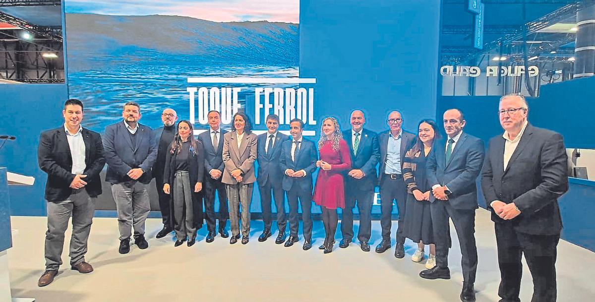 O alcalde de Ferrol, José Manuel Rey Varela, oitavo pola esquerda, con ediles e autoridades.