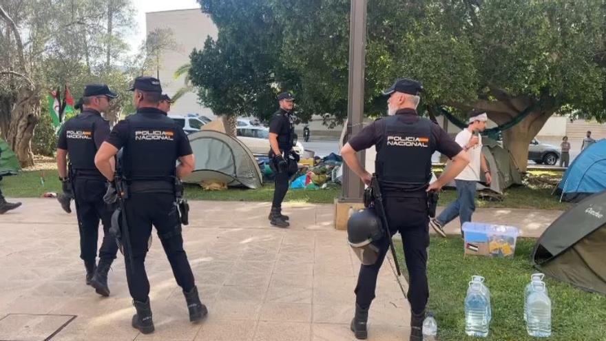 La Policía Nacional acude al campus de la UIB para desalojar a los estudiantes acampados en el rectorado