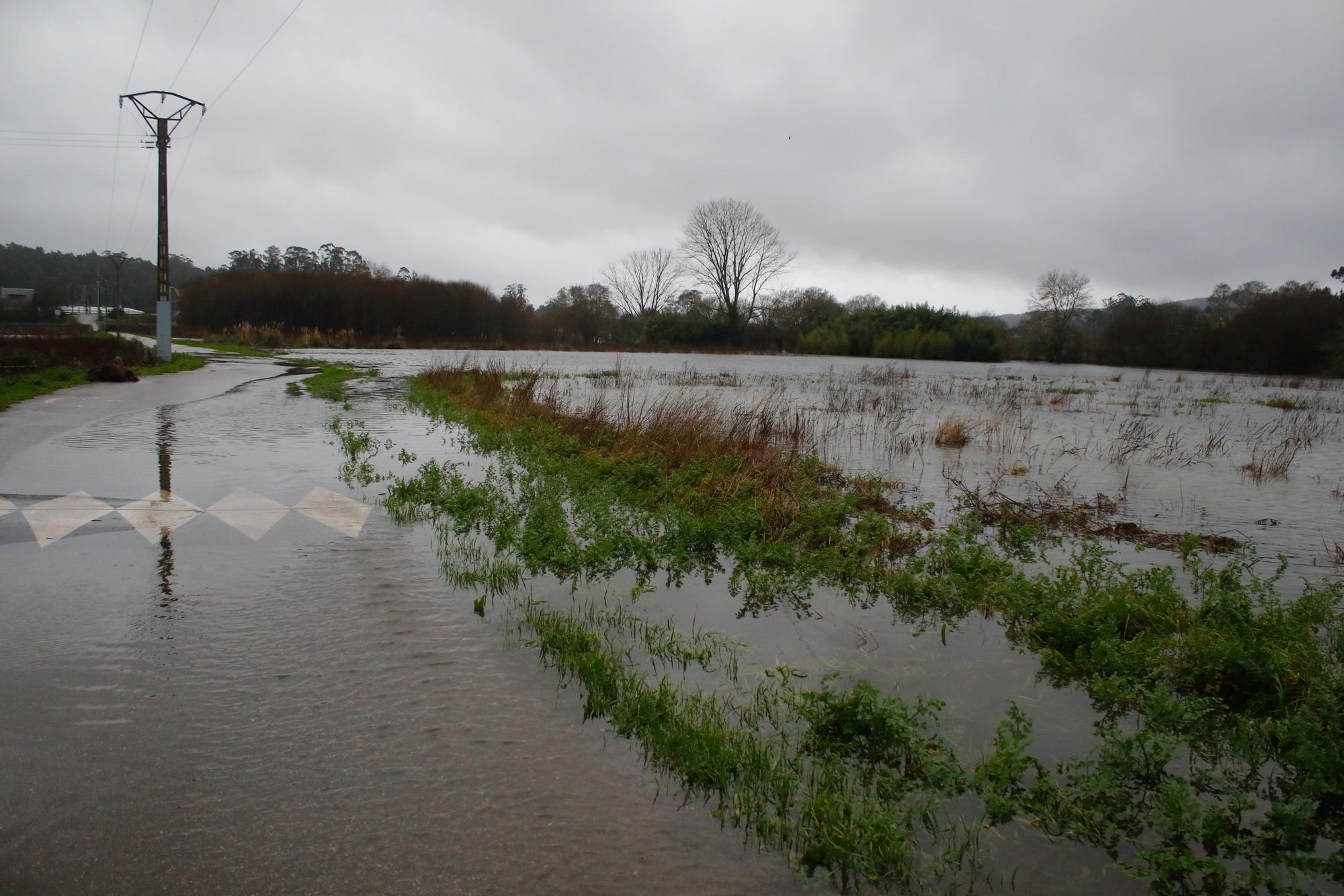 Río Umia desbordado en Meis.