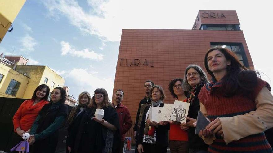 De izquierda a derecha, Yolanda Alonso, Ana Laura Barros, Anabel Barrio, Natalia Suárez, Roberto Rodríguez, Mario Mercurio Martínez, Dora Ferrero, Chenky Rodríguez, Fernanda Álvarez y Cristina Fernández.