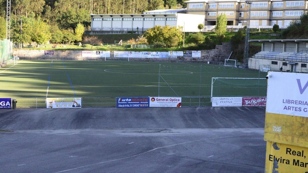 El Concello de Cangas negocia el cambio de césped del campo del Cruceiro con los fondos del Plan Extra de la Diputación