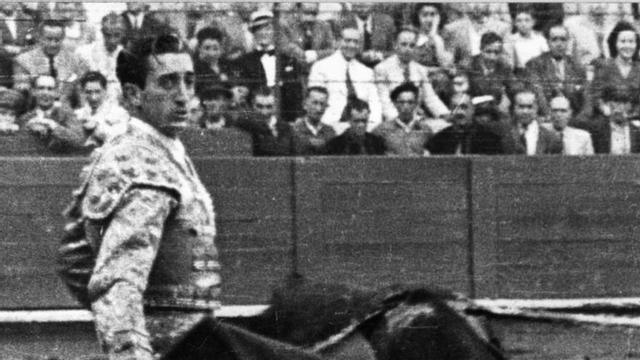 Manolete mira al tendido, durante una corrida.