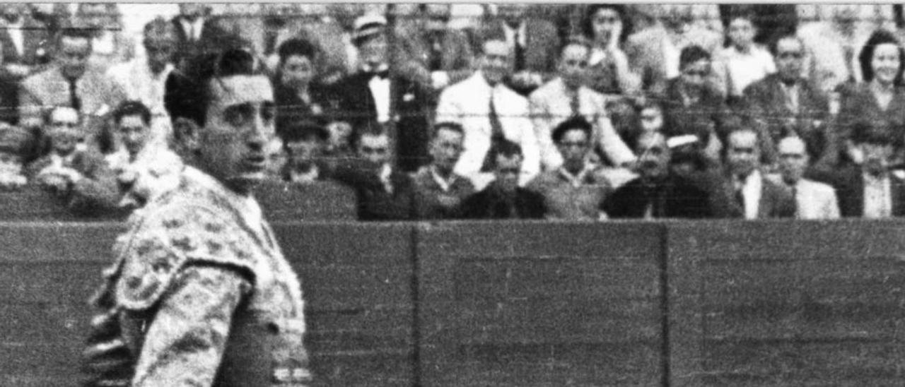 Manolete mira al tendido, durante una corrida.