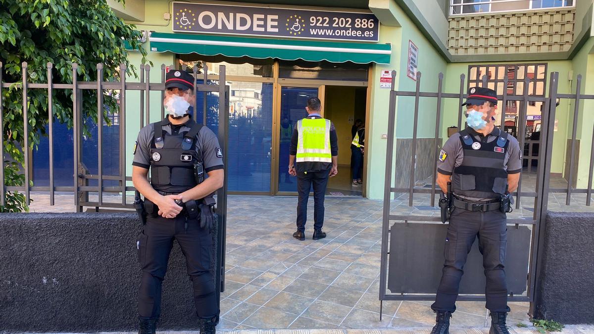 Operativo de la Policía Canaria en uno de los locales precintados en Canarias.