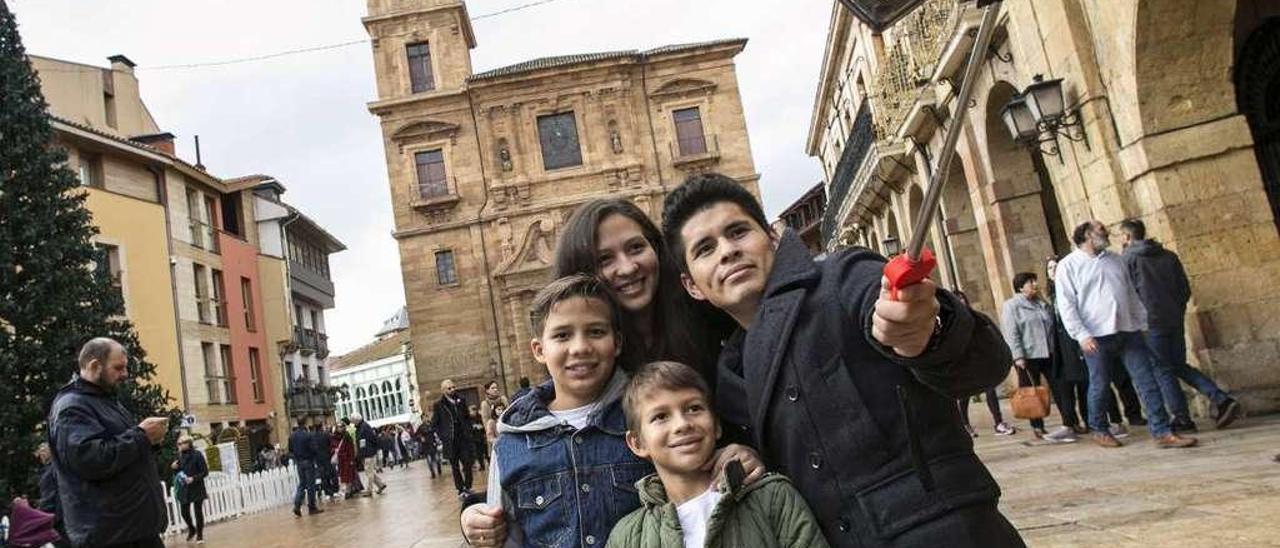 Un grupo de turistas, en la plaza del Ayuntamiento, durante el pasado puente de la Constitución.