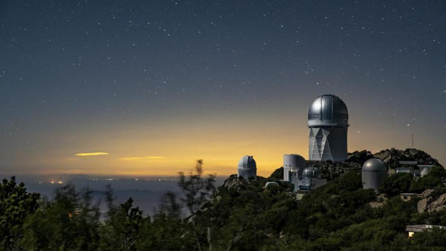 Vista del Telescopio Mayall (d) en el Observatorio Nacional Kitt Peak en Arizona, donde está instalado el DESI.