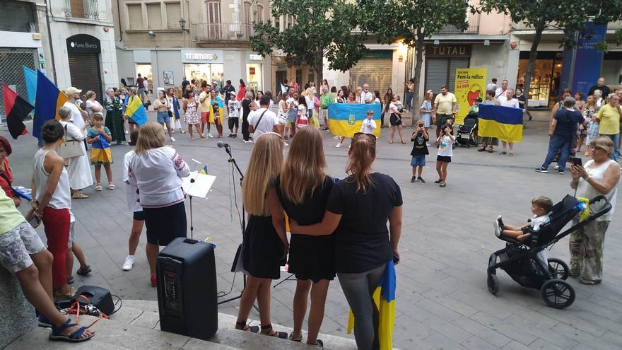 Clam per la pau de la comunitat ucraïnesa des de la plaça de l&#039;Ajuntament de Figueres