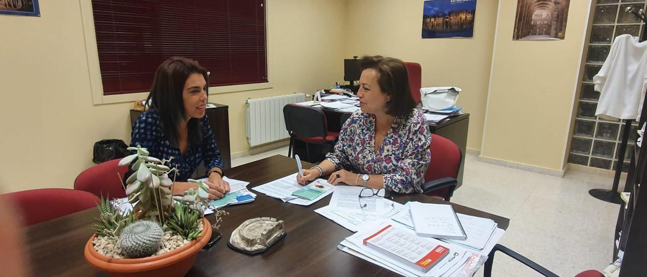 María Eugenia Gallardo y Catalina Alarcón en la oficina de mediación de conflictos.