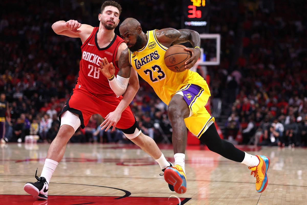 HOUSTON, TEXAS - MAY 01: LeBron James #23 of the Los Angeles Lakers drives to the basket against Alperen Sengun #28 of the Houston Rockets during the fourth quarter in Game Six of the First Round of the NBA Western Conference Playoffs at Toyota Center on May 01, 2026 in Houston, Texas. NOTE TO USER: User expressly acknowledges and agrees that, by downloading and or using this photograph, User is consenting to the terms and conditions of the Getty Images License Agreement. Kenneth Richmond/Getty Images/AFP (Photo by Kenneth Richmond / GETTY IMAGES NORTH AMERICA / Getty Images via AFP). NOTE TO USER: User expressly acknowledges and agrees that, by downloading and or using this photograph, User is consenting to the terms and conditions of the Getty Images License Agreement
