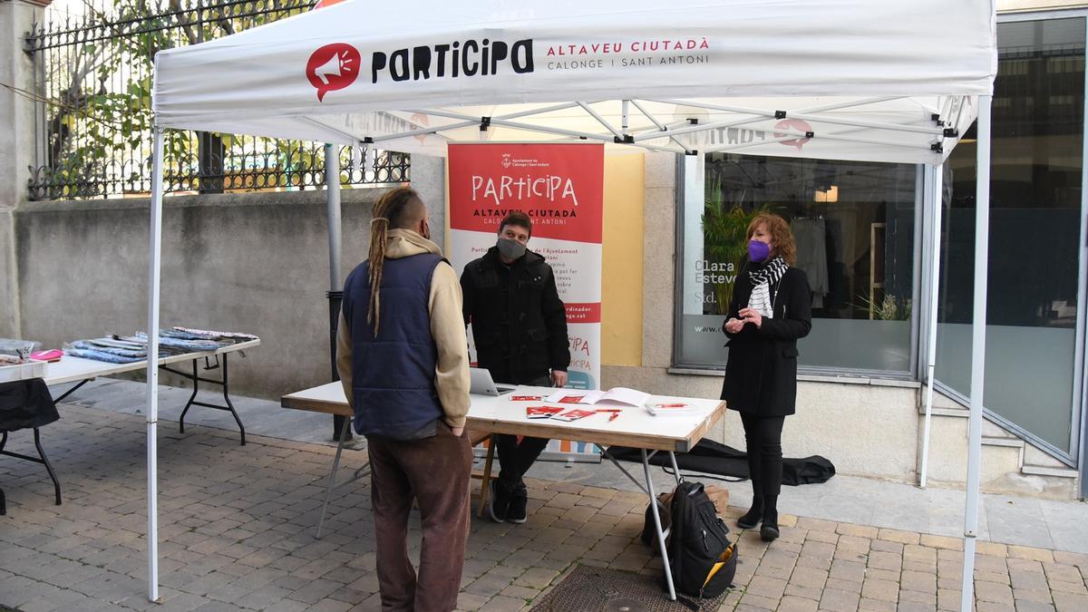 La carpa de Participació Ciutadana al mercat de Calonge