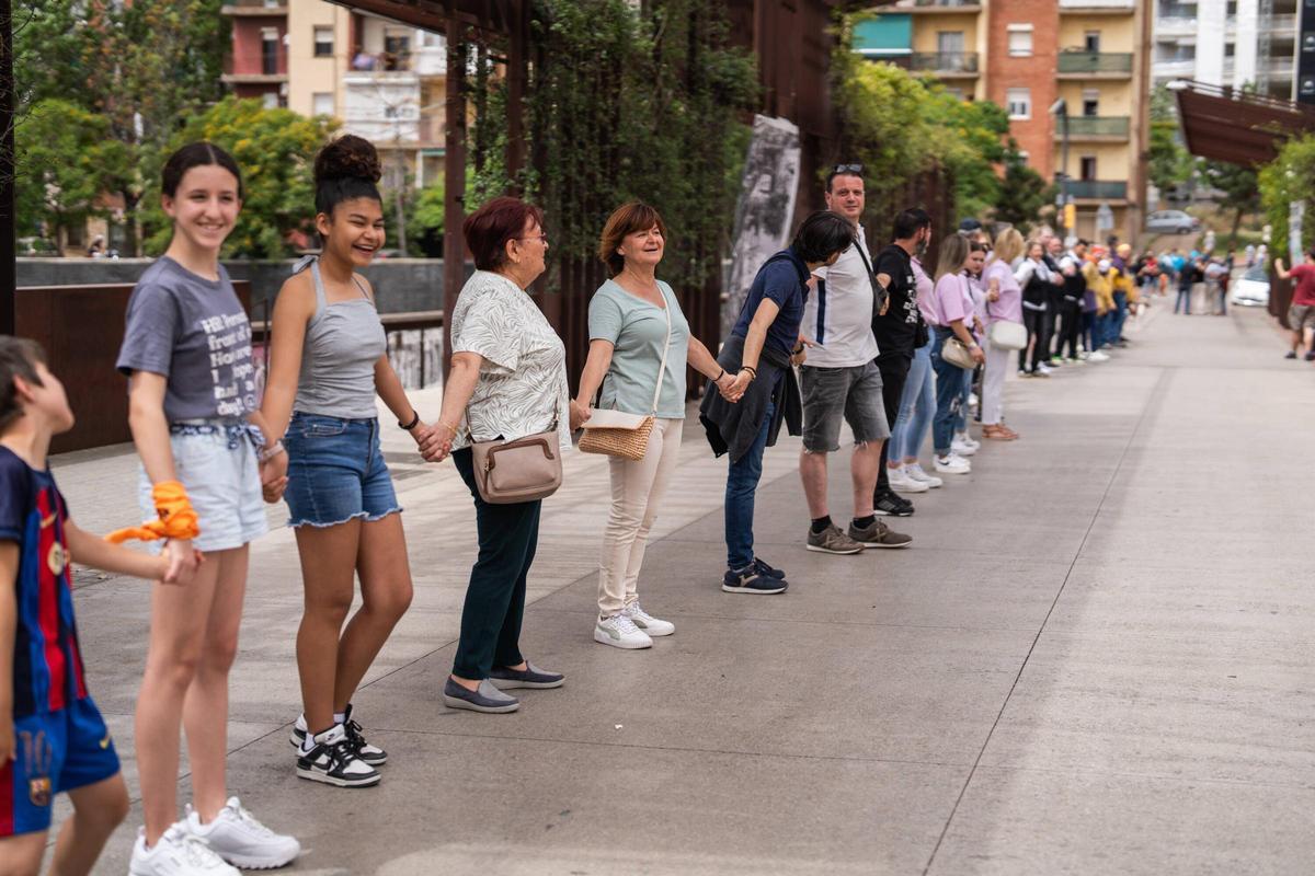 Reclaman con una cadena humana en Trinitat Nova i Vella para reclamar el alargamiento de la L3