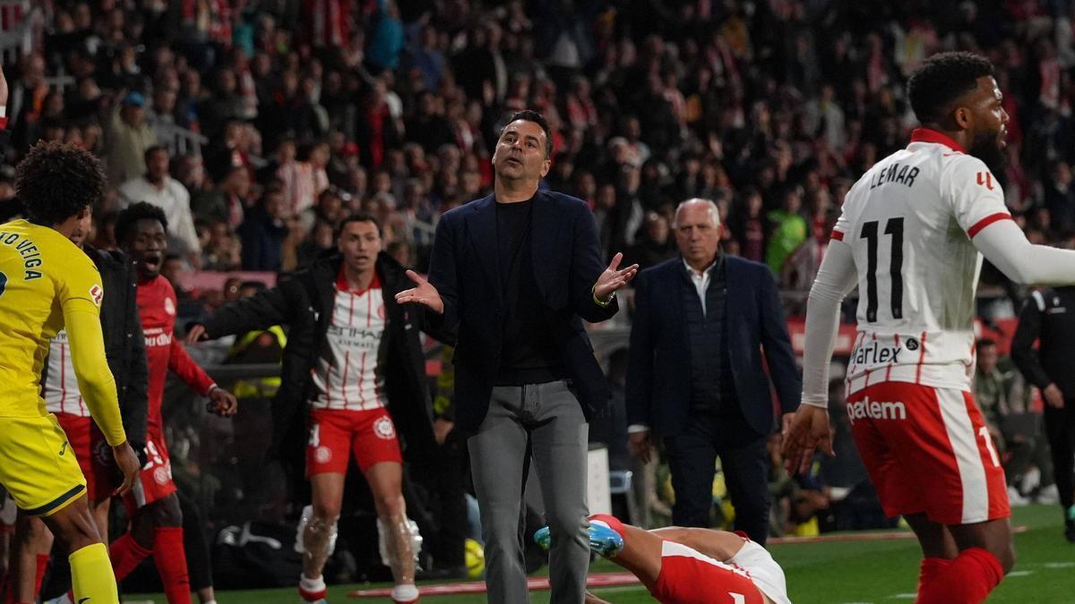 Míchel reclama una falta durant el partit contra el Vila-real a Montilivi