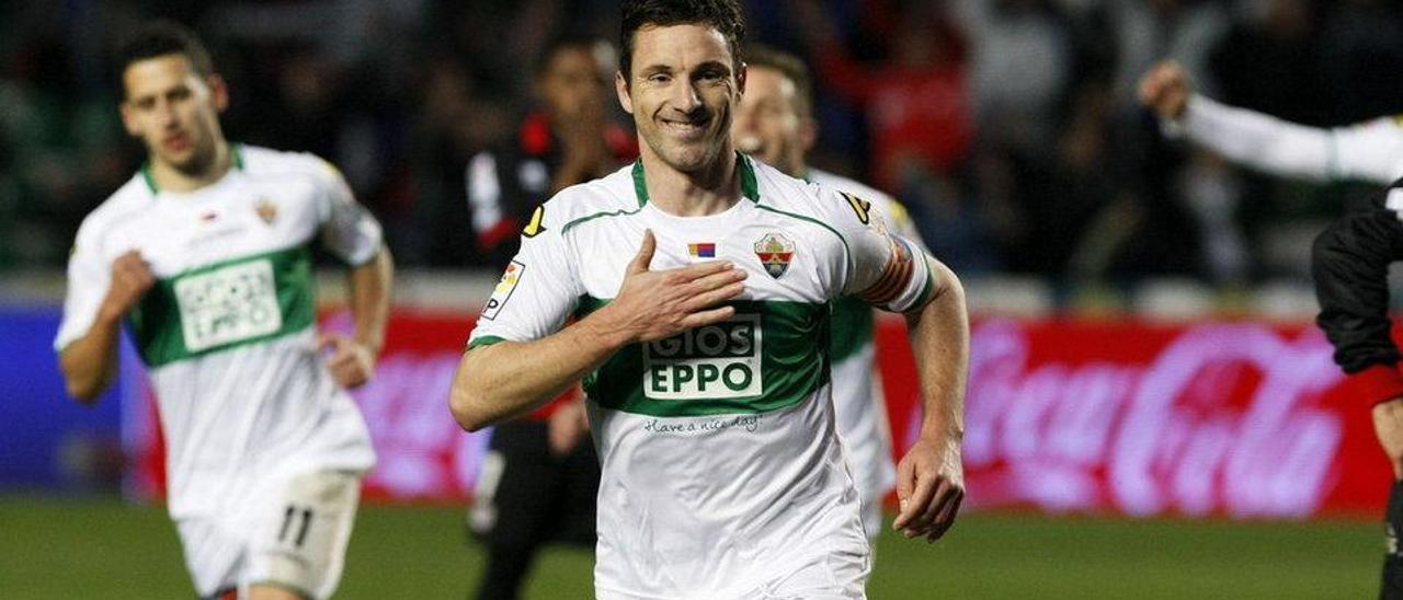 Edu Albacar celebrando un gol con el Elche