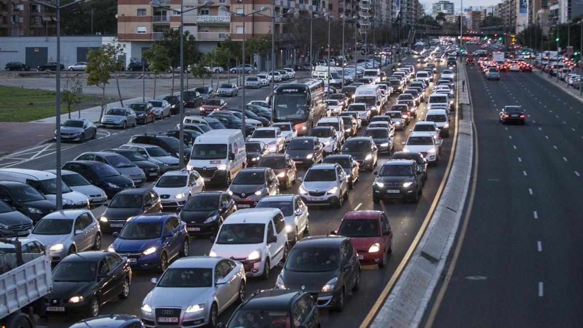 Atasco de tráfico en la salida de València por la Pista de Silla.