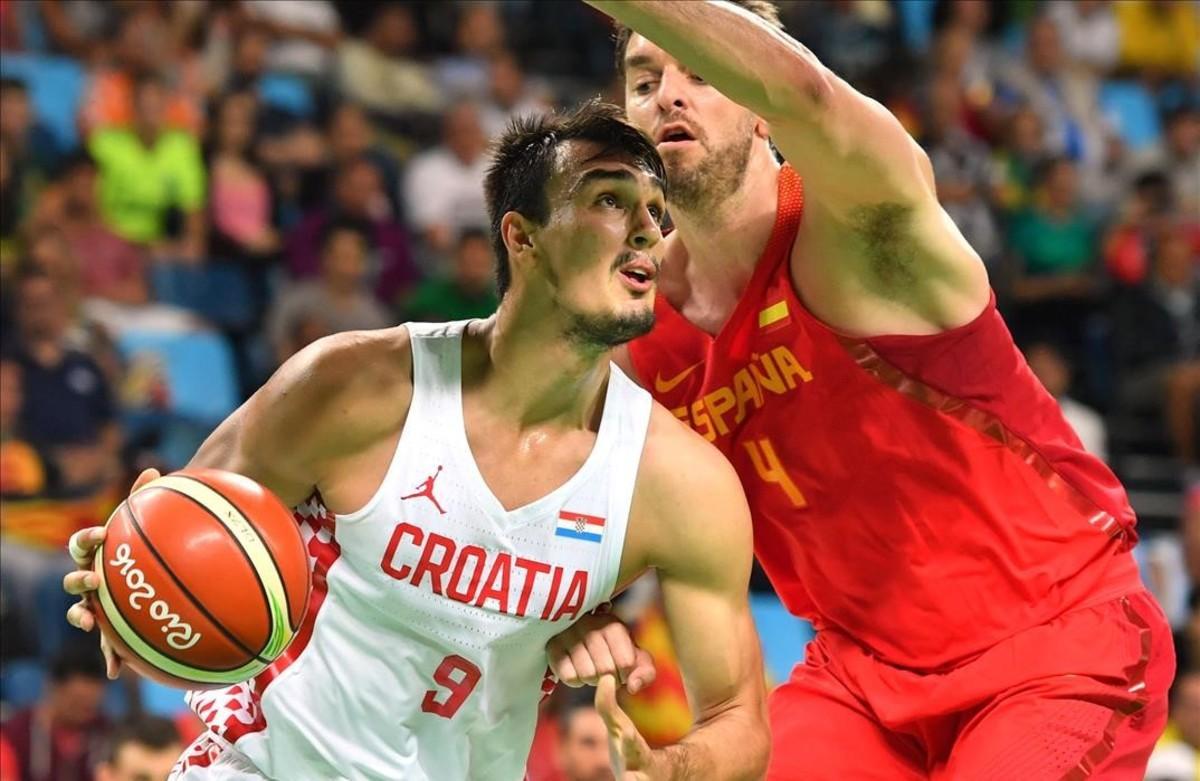 lmendiola34989284 croatia s forward dario saric l tries to pass spain s cent160808010332 lmendiola34989284 croatia s forward dario saric l tries to pass spain s cent160808010332
