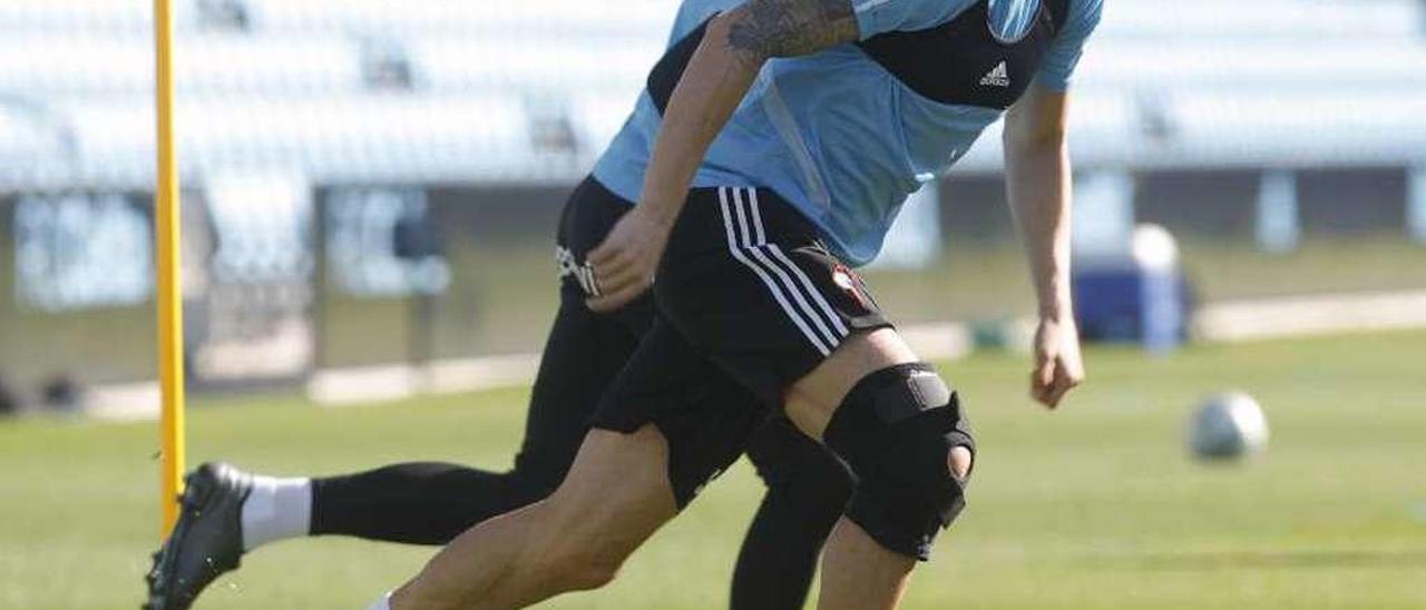 Okay Yokuslu realiza un ejercicio durante el último entrenamiento del Celta en Balaídos. // Ricardo Grobas