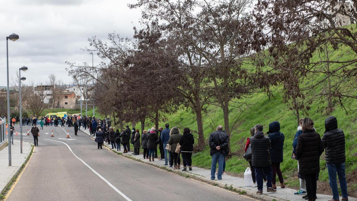 Colas para realizarse test de antígenos en una unidad móvil