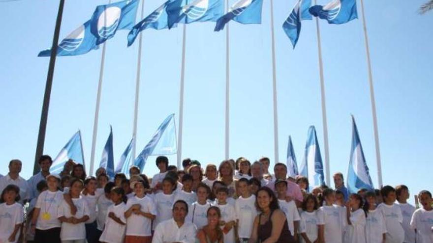 La alcaldesa posa junto a los participantes en el acto.