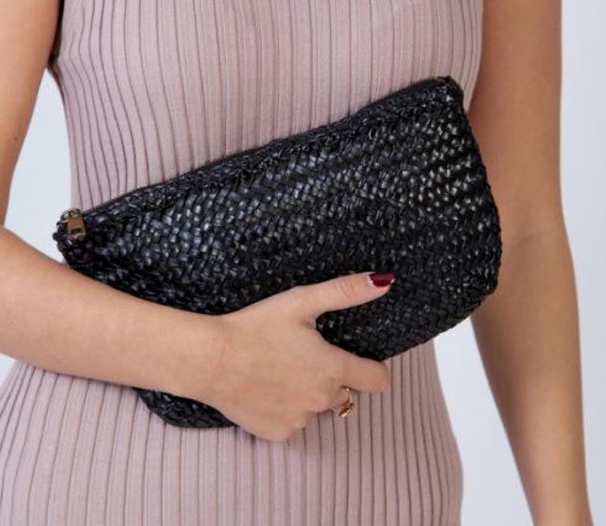Bolso en mano