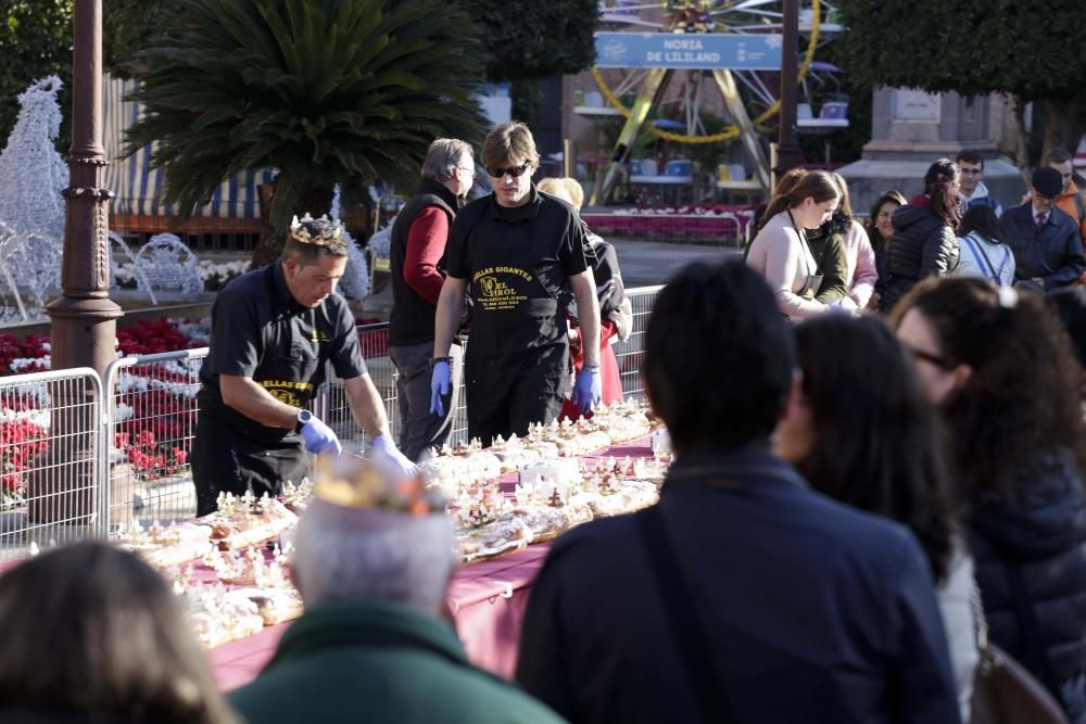 Los Reyes Magos llegan a Murcia repartiendo Roscón