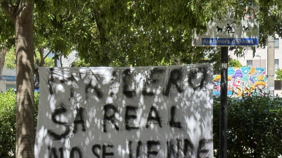 Pancarta en el barrio de sa Real