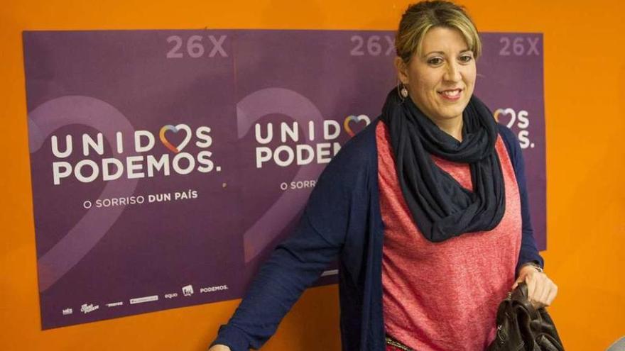 Carmen Santos, ayer en la sede de Podemos en Santiago.