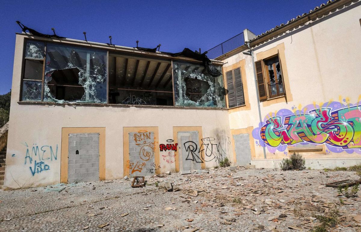 Las tejas arrancadas el  domingo se esparcen por  el patio mientras no queda nada de los ventanales.  | DM