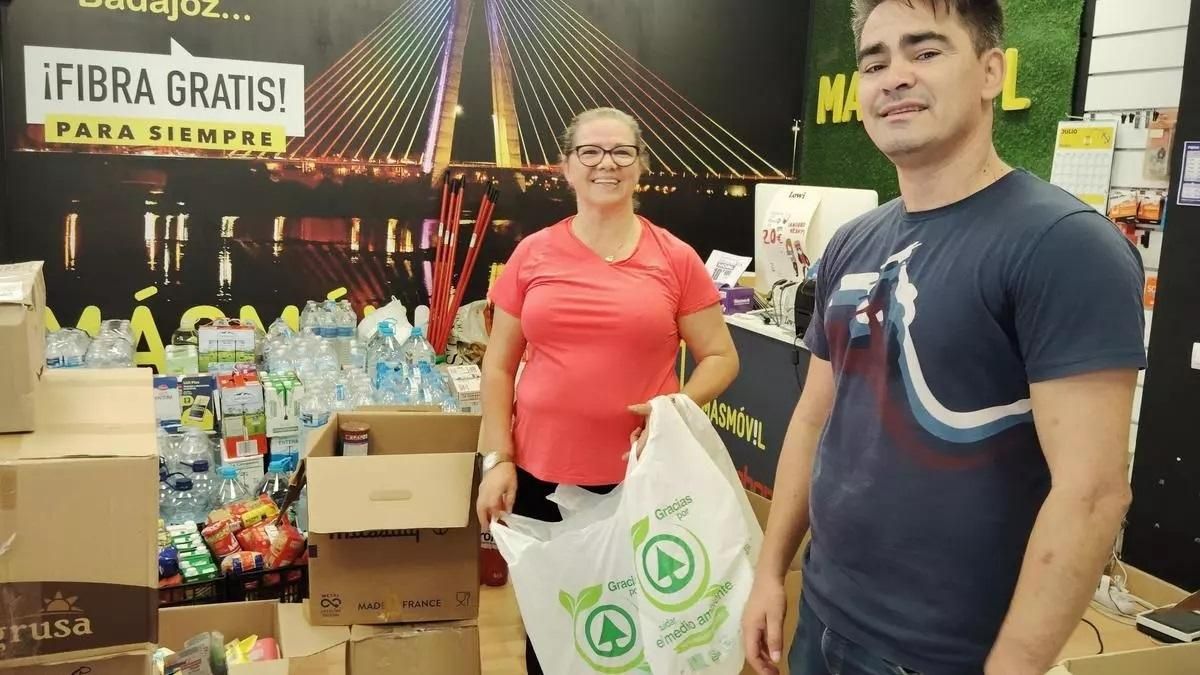 Fede y Cristina, movilizados desde su tienda en la barriada de San Roque.